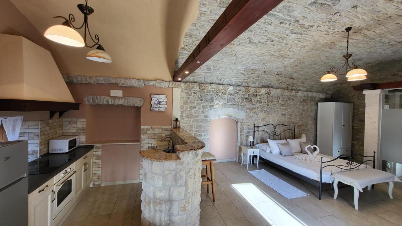 Stone House Apartments Didini Dvori Лумбарда Екстер'єр фото